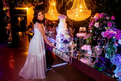 La decoración resaltó flores naturales, follaje, así como arañas, cristalería y pedestales. También destacó una mesa de dulces.