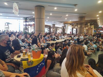 La "platea" en el Shopping Mariscal vibrando con el partido de Argentina.