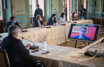 Reunión del Equipo Económico en la que se anunciaron nuevas medidas para dar alivio al sector productivo en medio de la crisis climática y sanitaria.