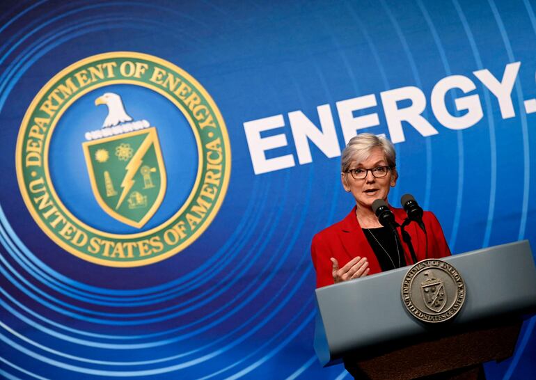 La secretaria del departamento de Energía de EE.UU., Jennifer Granholm anuncia los hallazgos científicos sobre fusión nuclear. (AFP)