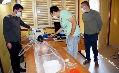 Funcionarios de la EBY trabajan en la presentación de un prototipo de respirador. Según informaron es para colaborar y poner a disposición del Ministerio de Salud.