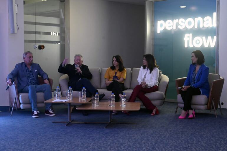 Arsenio Ocampos, Luis Szarán, Natalia García, Mabel Gómez de la Fuente y Diana Bernal presentaron la rifa anual de Sonidos de la Tierra.