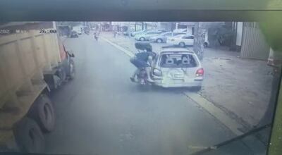 Momento exacto en que se produce el choque que provocó la muerte de un motociclista.