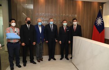 Jorge Ramírez, Fernando Pérez, César Ross; el ministro de Agricultura y Ganadería, Santiago Bertoni; el embajador de Taiwán, José Han; y el viceministro de Ganadería, Marcelo González.