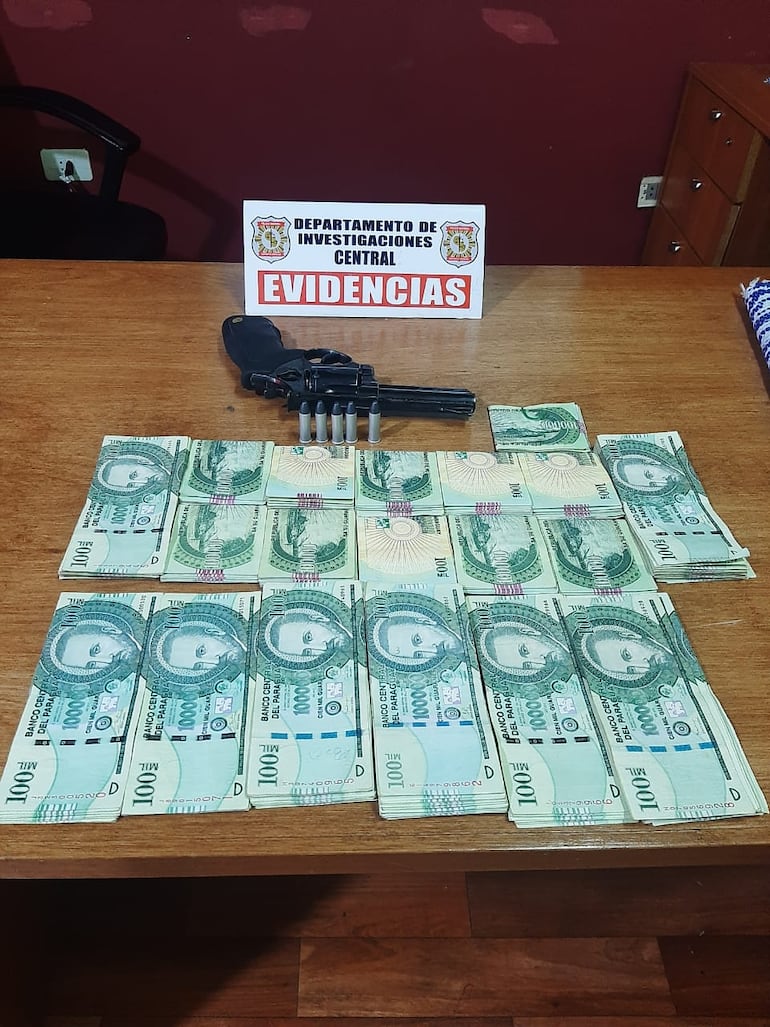 Las evidencias recuperadas e incautadas del poder de los detenidos.