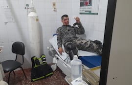 El agente de Lince, el suboficial ayudante Carlos Ramírez, recibiendo asistencia en el Hospital Rigoberto Caballero.