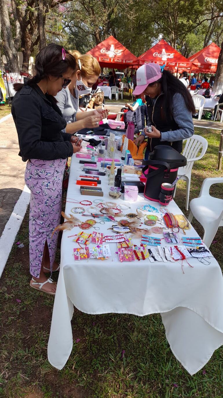 Emprendedores ofrecen shopping al aire libre en la ciudad de Altos