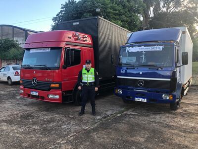 Los camiones cargados con máquinas de votación están custodiados por la Policía, en Ciudad del Este.