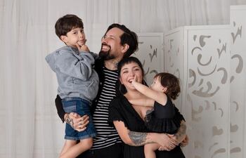 Hermosa familia. Andrea Valobra junto al cumpleañero Diego Arriola y sus hijos Tino y Nina.