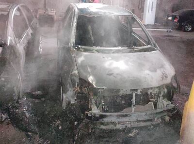 El incendio dejó un importante perjuicio económico al afectar tres vehículos que se encontraban en el taller mecánico.