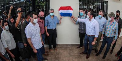 El presidente Mario Abdo Benítez (c) inauguró ayer a la mañana la oficina del Senacsa en San Pedro del Ycuamandyyú.