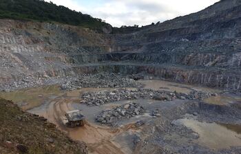 Ocupantes irregulares del predio de la INC en Vallemí hasta extraen piedra de la cantera de la cementera, según la Contraloría.