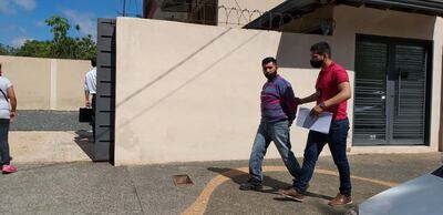 El imputado Jorge Manuel Domínguez (i) llegando a la sede del Ministerio Público en Luque, este martes.