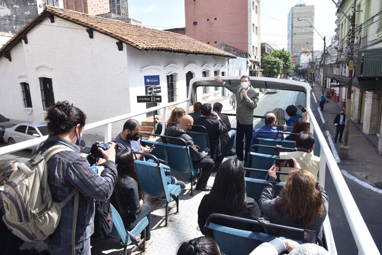 Desde el "open bus" presentaron un adelanto de lo que serán los recorridos turísticos, que se ofrecerán gratuitamente hasta fines de agosto.