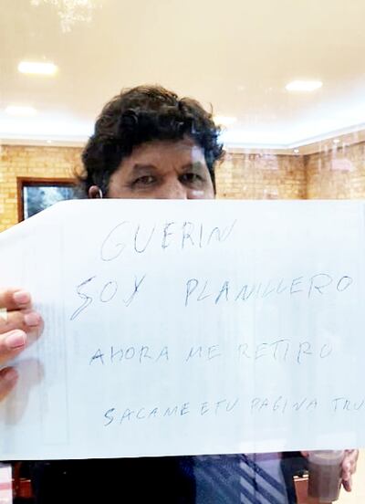 Mientras se fuga,  Kelembu  muestra un cartel  para   los  medios de prensa reconociendo ser  un planillero.