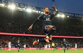 Neymar salta para celebrar su gol, que abrió el camino del triunfo del París SG ante Marsella.