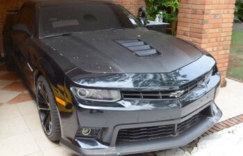 El Chevrolet Camaro negro 2014 del supuesto narco “Cucho” Cabaña es parte de la subasta.