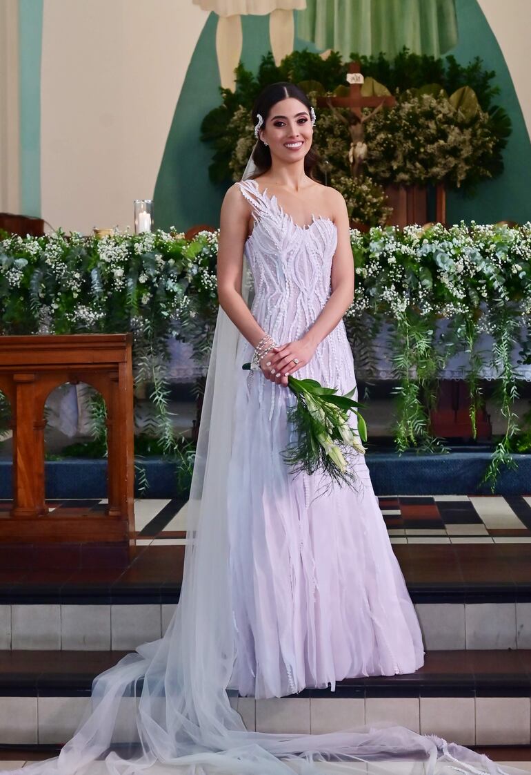 La novia lució un vestido de líneas románticas que fue diseñado y confeccionado por Ilse Jara.