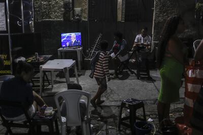 El expresidente de Brasil, Luiz Inácio Lula da Silva, es visto en un televisor en una calle, durante el debate de cara a las elecciones presidenciales, el domingo pasado en Río de Janeiro (Brasil).