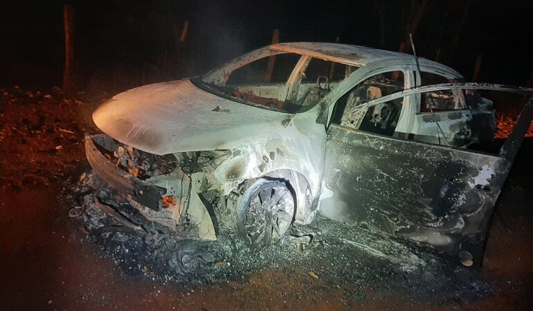 El automóvil Nissan Sentra que fue quemado por los delincuentes tras el ataque al carro fuerte.