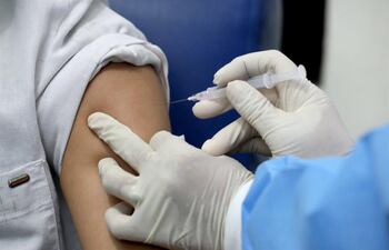 En varios países se inició la aplicación experimental de la vacuna contra el covid-19.