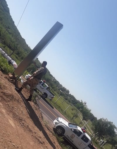 La estructura de metal instalada en las inmediaciones del Cerro Hú y Cerro San Rafael.