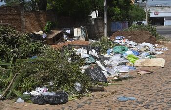 Basuras son depositadas de forma irregular en Guatemala y Félix Bogado. La Comuna pasa los sábados a recoger y no multa a nadie.