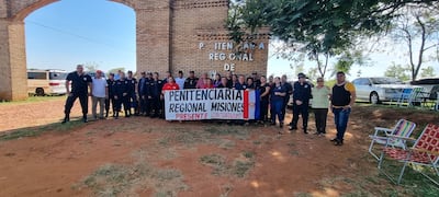 Agentes penitenciarios de Misiones, se manifiestan para la renovación del contrato por la ley de emergencia penitenciaria.