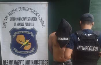 El detenido junto a la evidencias incautadas.