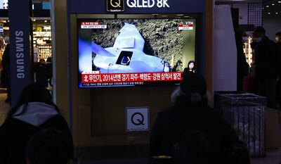 Un grupo de personas observa las noticias en una estación de Seúl, Corea.