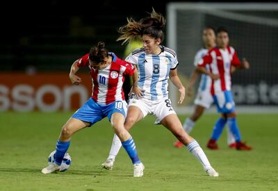 Daiana Falfán (d) de Argentina disputa un balón con Jessica Martínez de Paraguay hoy, en el partido por el tercer puesto de la Copa América Femenina entre Argentina y Paraguay en el estadio Centenario en Armenia (Colombia).