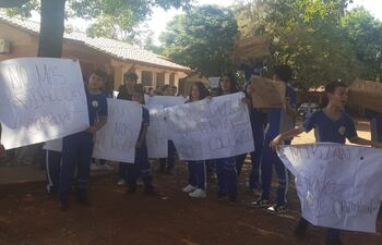 Los alumnos encabezaron ayer una manifestación contra los directores.