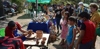 Adultos y niños se deleitaron con las demostraciones del proceso de elaboración de artesanía de barro durante la feria.