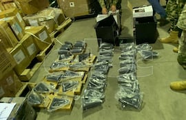 Las piezas de armas estaban dentro de cajas de cartón y ocultas en productos como conservadoras y calentadores para camping.