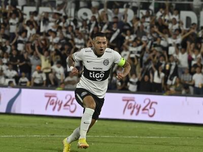 Derlis González celebra el primer tanto de Olimpia contra Sol de América por la penúltima jornada del torneo Clausura 2022 del fútbol paraguayo.