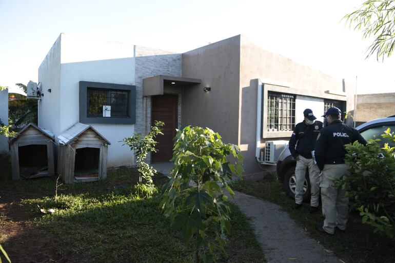 Allanamiento de fiscales en una casa de Ypacaraí como parte de la investigación del caso de la desaparición de Juliette.