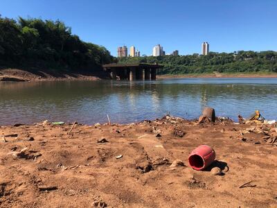 Basuras de todo tipo emergen en la costa del río Paraná en la zona de  Presidente Franco.