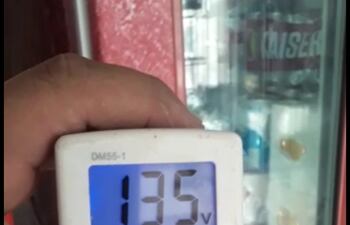 Registro de la energía eléctrica en la localidad de María Auxiliadora. El problema es permanente, por lo que se pide a la ANDE una solución definitiva.