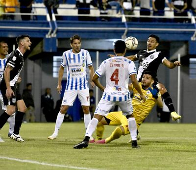 Parecía que la pelota le quemaba al arquero Rodrigo Giménez. En esta acción la suelta y la oportunidad  no es aprovechada por Walter González.
