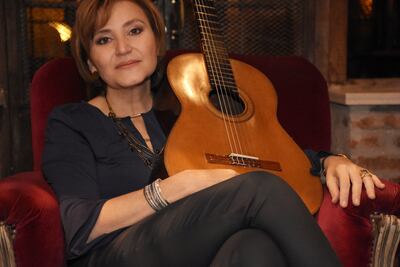 La guitarrista clásica paraguaya Berta Rojas continúa dictando clases a sus alumnos de Berklee, ahora a través de internet.