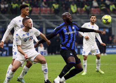 Romelu Lukaku, delantero del Inter, intenta controlar el balón ante la marca de dos jugadores del Empoli .