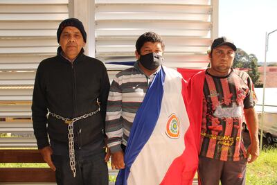 Pacientes de nefrología se encadenan y exigen la reintegración de una profesional en Caacupé