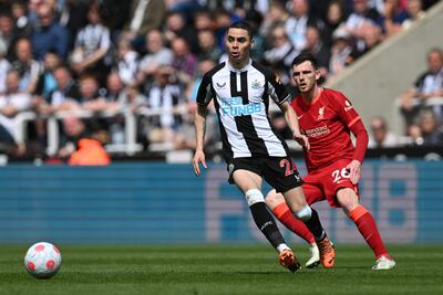 Miguel Almirón, del Newcastle, gana la posesión del balón al escocés Andy Robertson, del Liverpool.