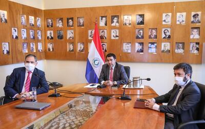 El viceministro de Administración Financiera, Marco Elizeche; el ministro de Hacienda, Óscar Llamosas; y el director de Política Macrofiscal, Rolando Sapriza, durante la conferencia de prensa virtual sobre el PGN 2022.