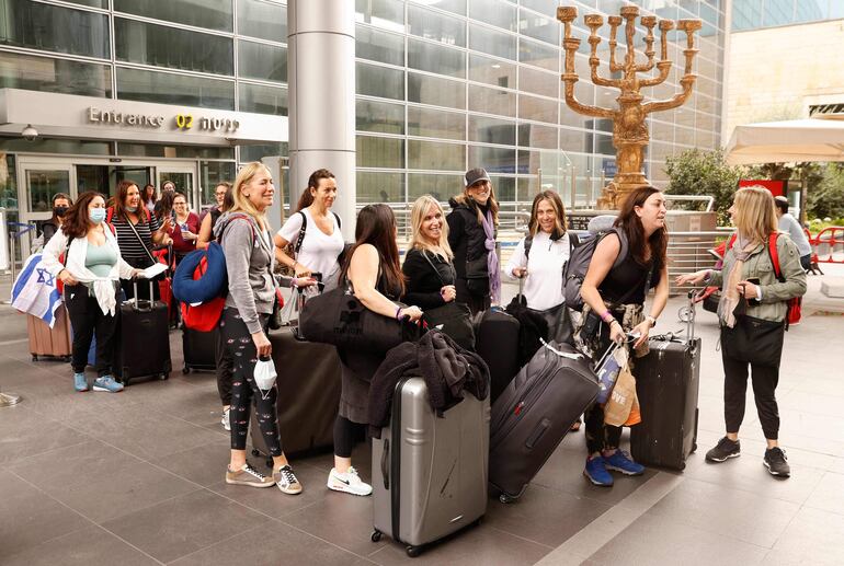Pasajeros llegan al aeropuerto internacional de Israel, Ben Gurion. 