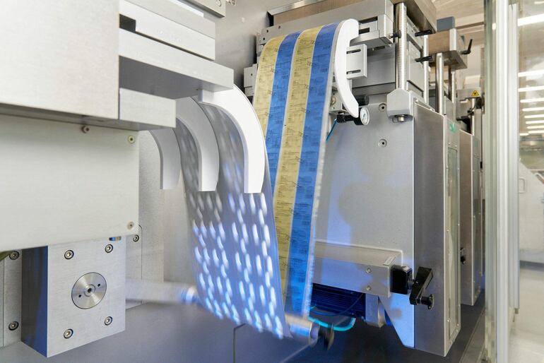 Fabricación de las píldoras antivirales contra el Covid, en plena fabricación en el laboratorio de Pfizer.