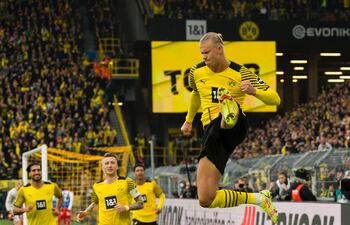 Salto acrobático de Erling Haaland para festejar uno de sus dos goles para el Dortmund ante Maguncia.