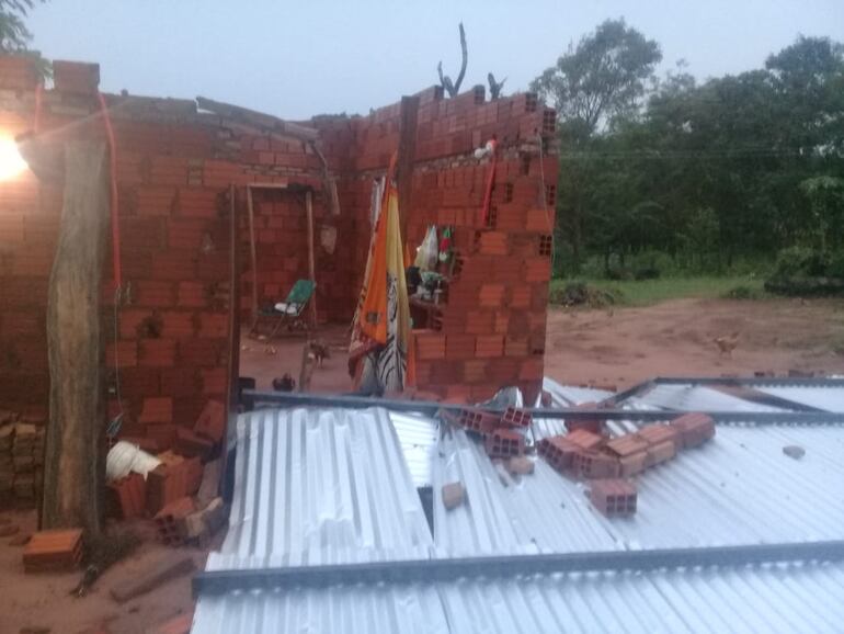 Casas destechadas durante temporal en San Pedro.