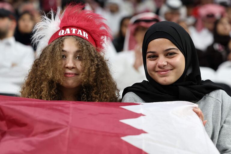 Los aficionados en el estadio Al Bayt de Al Khor de Jor, sede del partido inaugural del Mundial Qatar 2022.