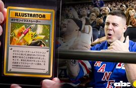 A la izquierda la carta de Pokémon: el Pikachu Ilustrador. A la derecha, el exjugador de fútbol americano Blake Martínez.
